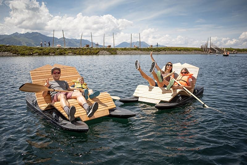 Familie auf Zapfenschuppenbooten am Fichtensee Rosenalm