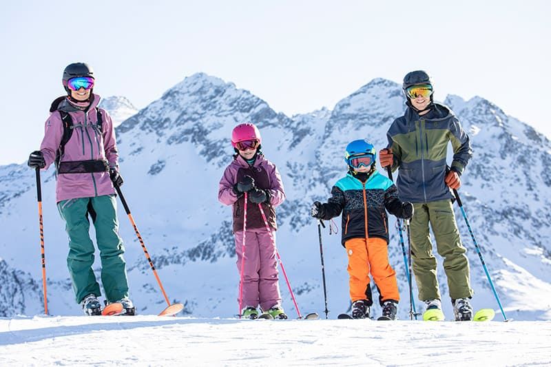 Familie beim Skifahren in der Zillertal Arena Tirol